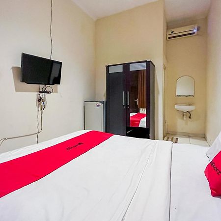 Отель Reddoorz At Graha 99 Simomulyo Сурабая Экстерьер фото