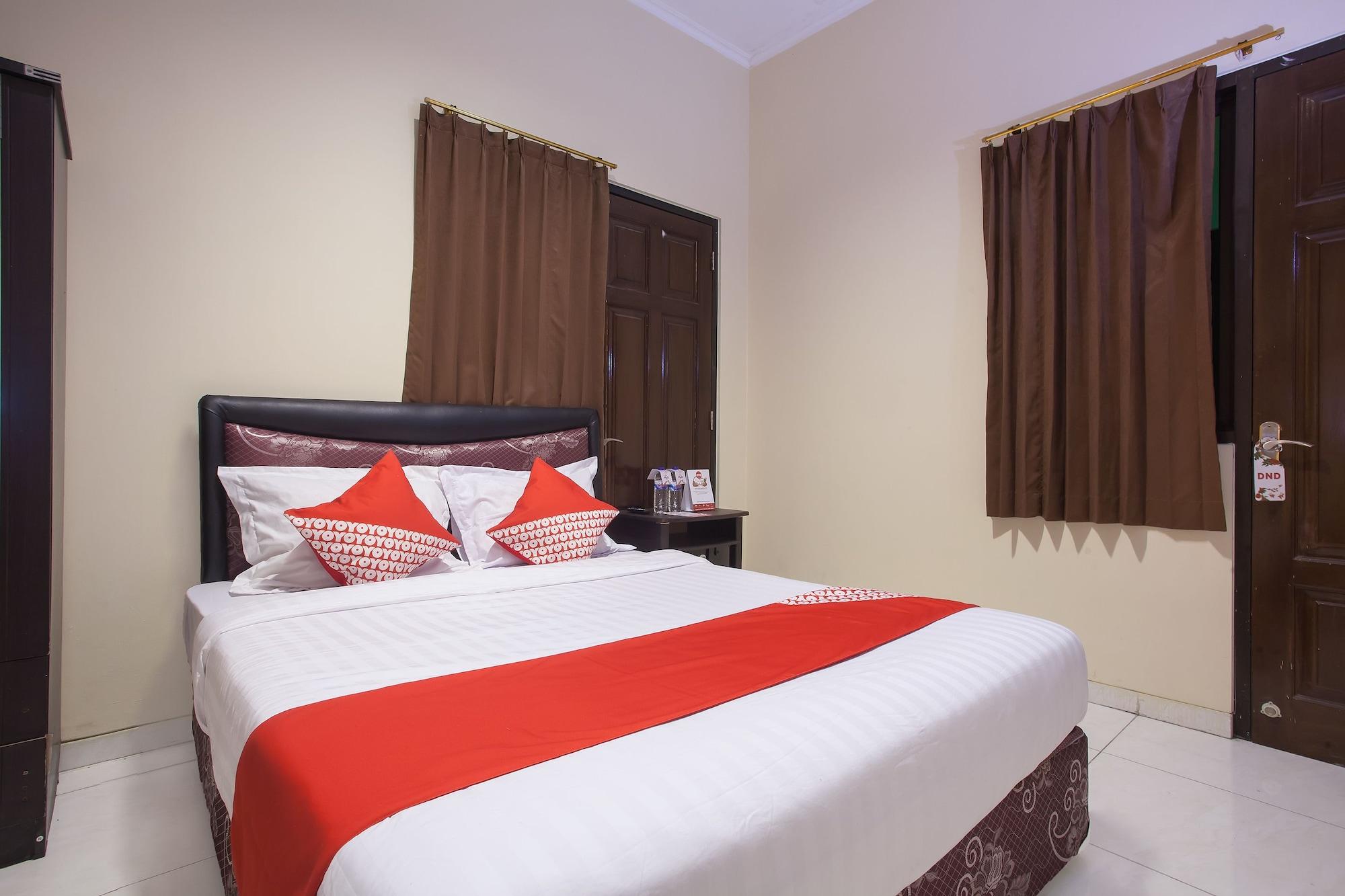 Отель Reddoorz At Graha 99 Simomulyo Сурабая Экстерьер фото