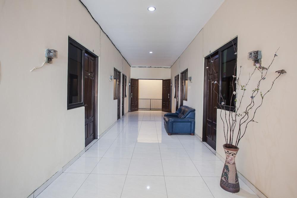 Отель Reddoorz At Graha 99 Simomulyo Сурабая Экстерьер фото
