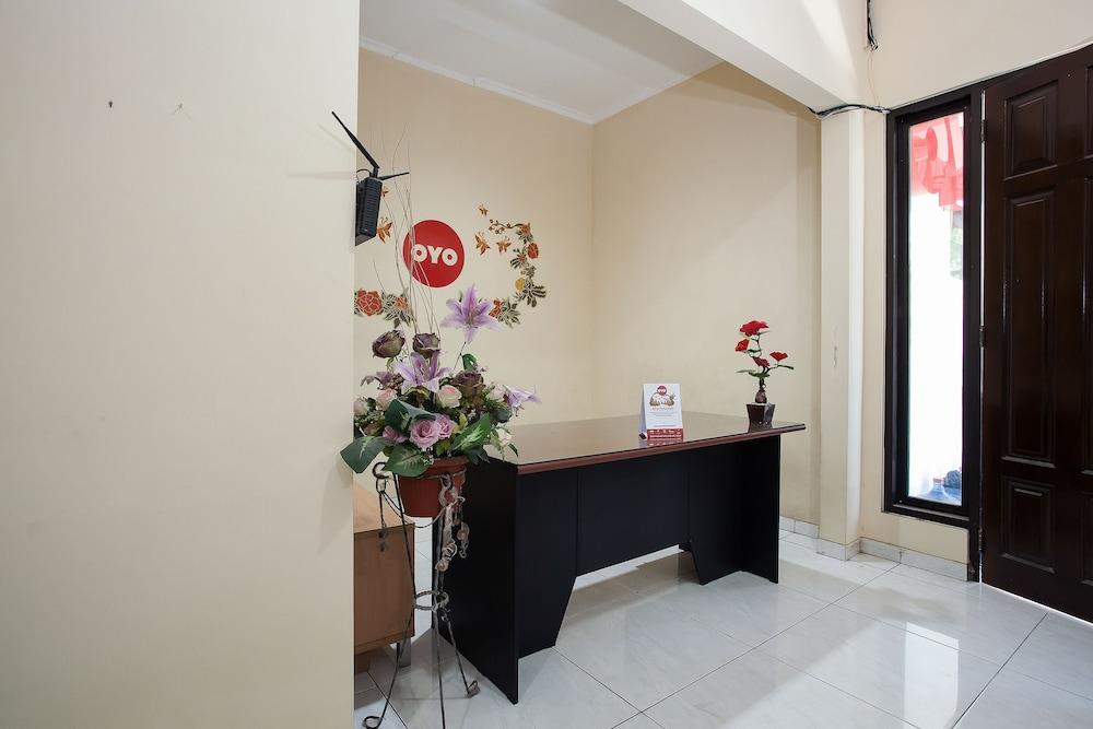 Отель Reddoorz At Graha 99 Simomulyo Сурабая Экстерьер фото