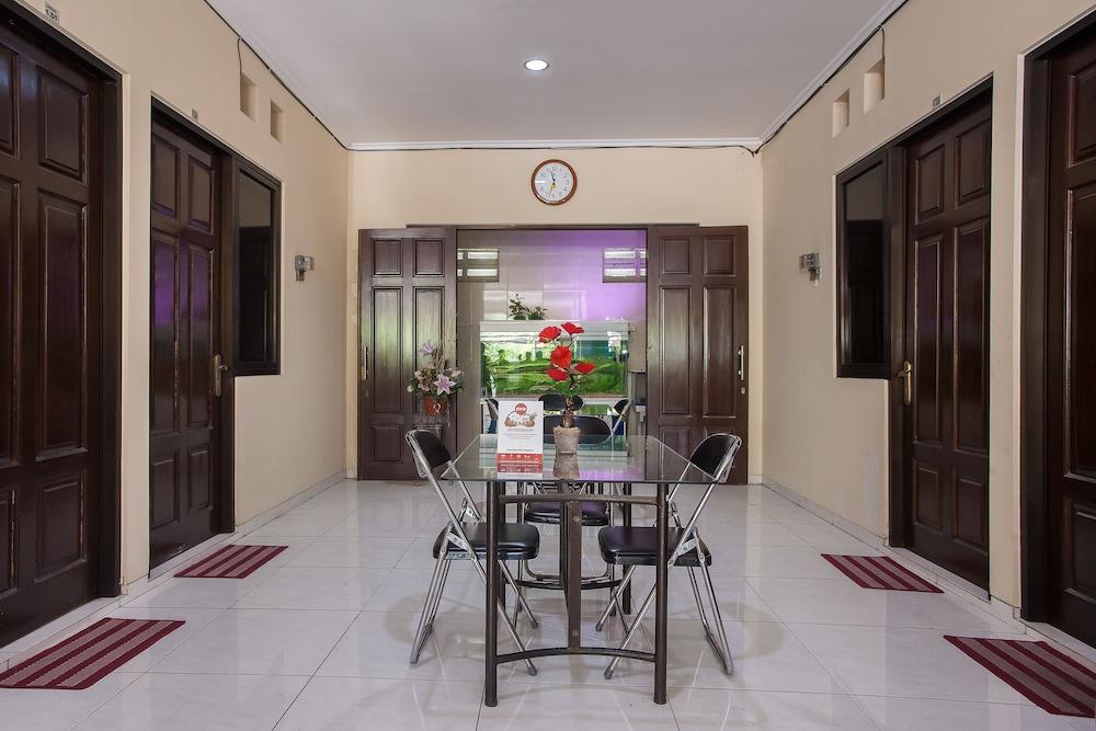 Отель Reddoorz At Graha 99 Simomulyo Сурабая Экстерьер фото