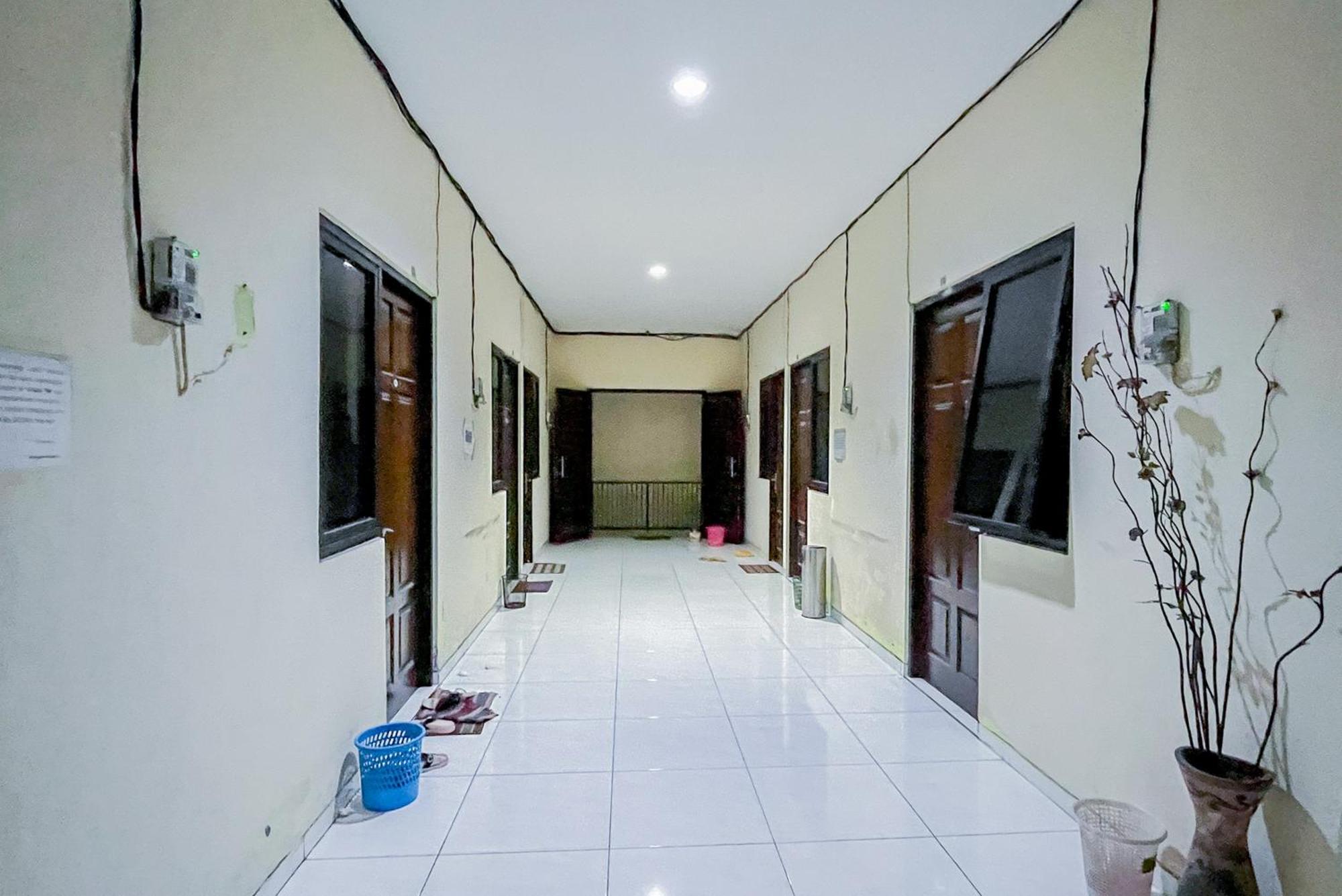Отель Reddoorz At Graha 99 Simomulyo Сурабая Экстерьер фото