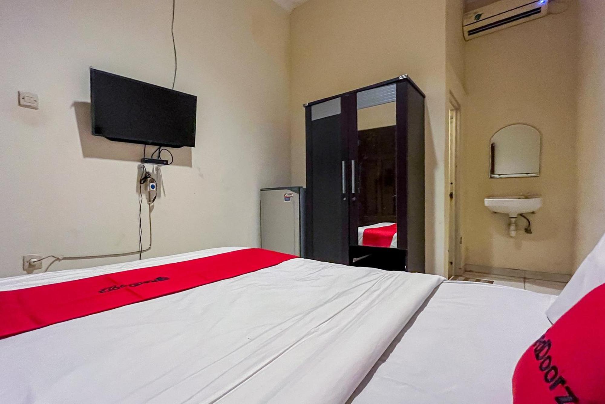 Отель Reddoorz At Graha 99 Simomulyo Сурабая Экстерьер фото